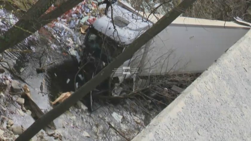 шофьор загина камионът падна мост котленския проход пътят затворен