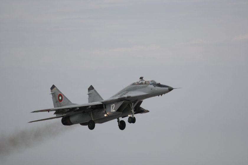Шест двигателя за изтребителите МиГ-29 търси Министерството на отбраната. Обществената