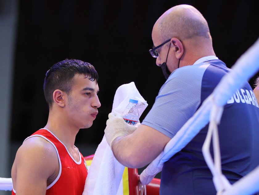 българия петима боксьори световната купа младежи будва
