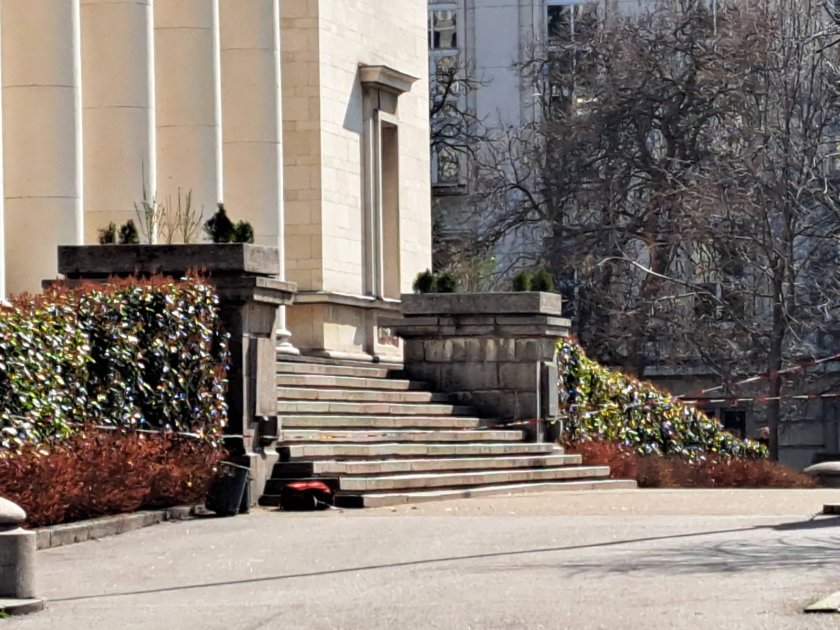 Сигнал за бомба пред Народната библиотека (Снимки)