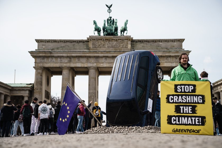 Зрелищна акция в Берлин: "Грийнпийс" призова за край на двигателите с вътрешно горене