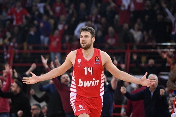 Най-добрият български баскетболист Александър Везенков изигра пореден силен мач за