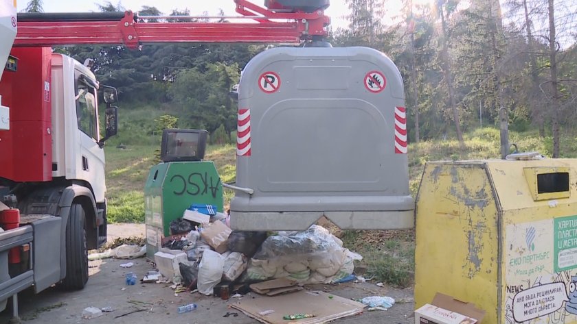На много места във Варна около контейнерите за отпадъци има