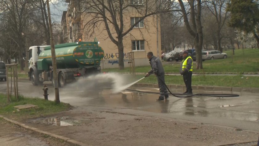 Започна пролетното миене на улици и булеварди в София. Както