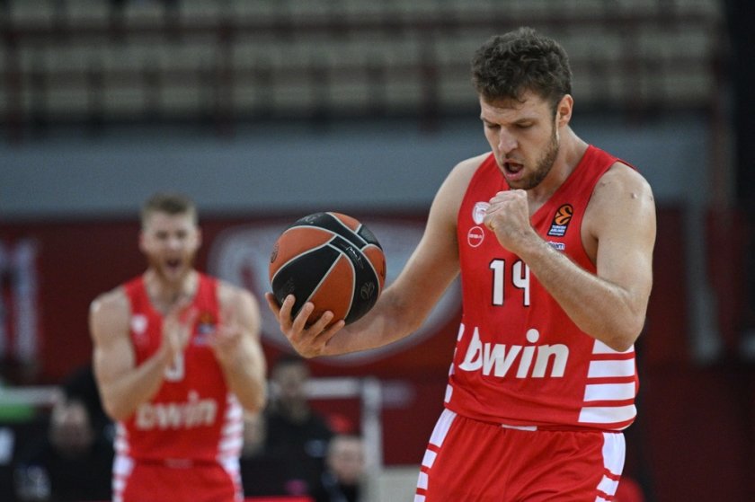 Българският баскетболист Александър Везенков и неговият клубен Олимпиакос продължиха безгрешната