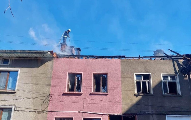 Пожар повреди тежко четири къщи в центъра на троянското село
