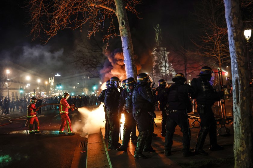Поредна нощ на протести и сблъсъци с полицията във Франция