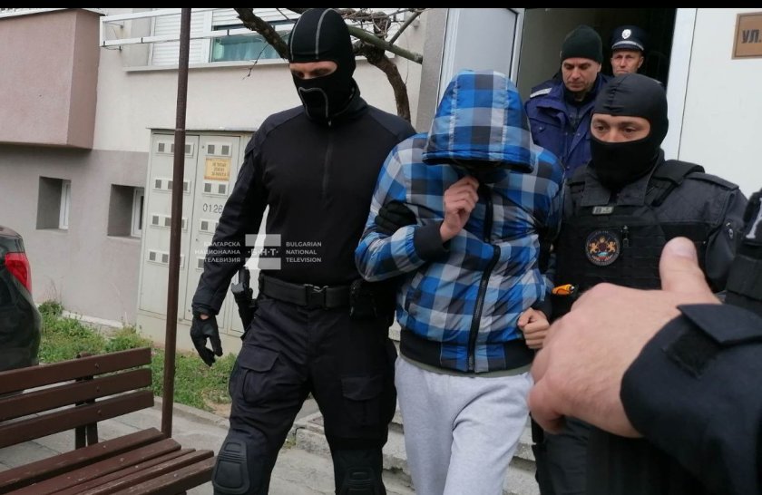 Двама 15-годишни ученици от Пловдив са задържани днес от служители