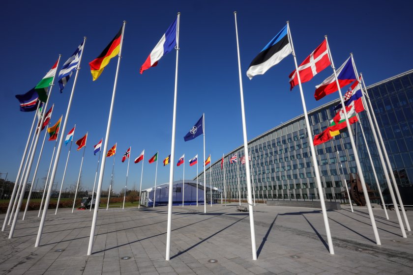 Днес Финландия официално става 31-ия член на НАТО.Знамето на страната
