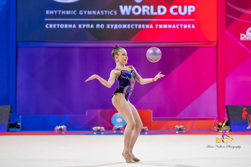 Българската гимнастичка Стилияна Николова продължи отличното си представяне по време