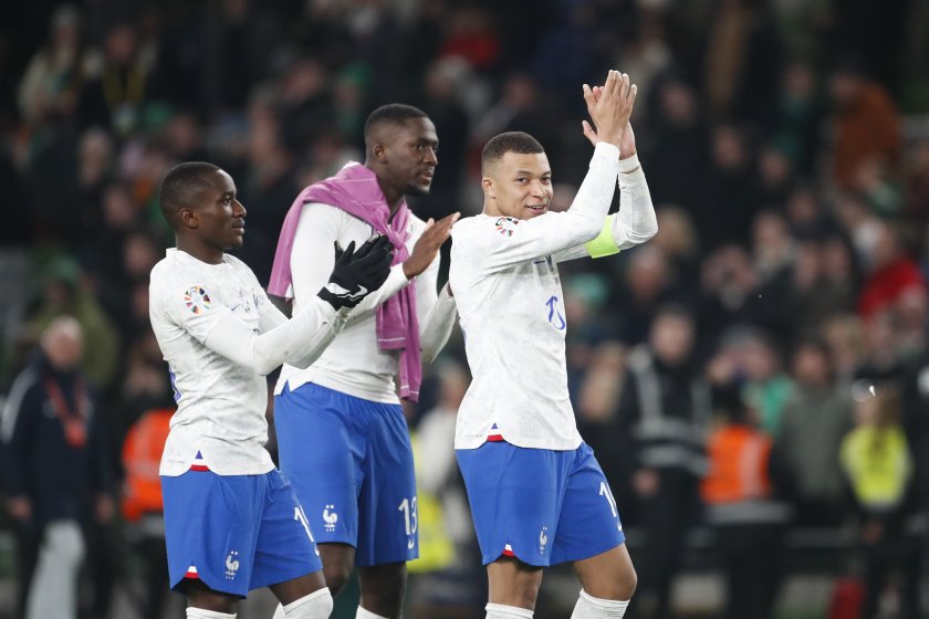 Футболистите на Франция записаха втора победа в европейските квалификации, след като надиграха тима на Република Ирландия с 1:0 в мач от група B. Попадение на Бенжамен Павар в 50-ата минута донесе трите точки на 