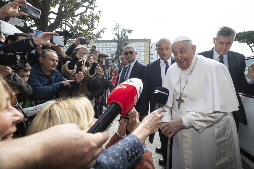 Папа Франциск беше изписан от болницата, където беше приет с