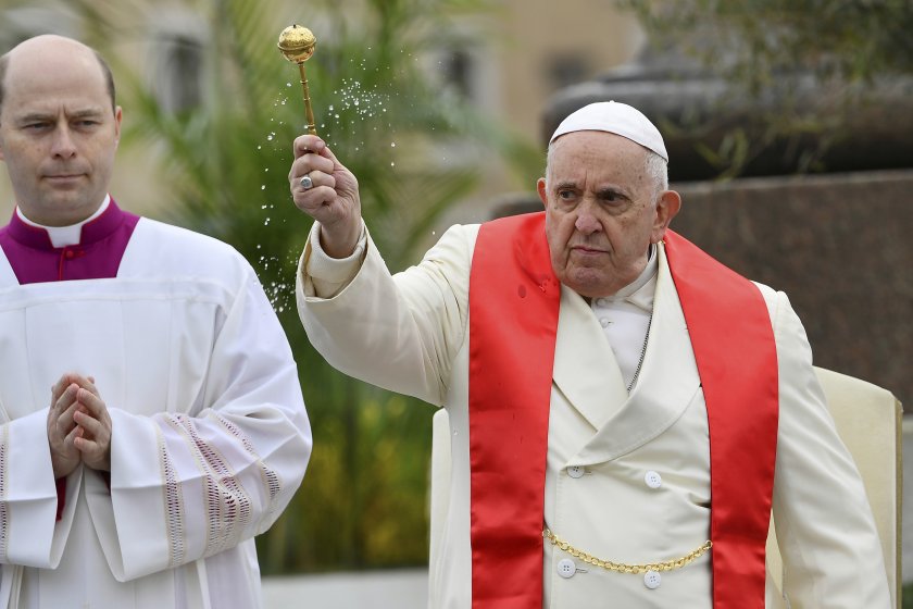 Снимка: Папа Франциск водеше службата за Цветница на площад Свети Петър