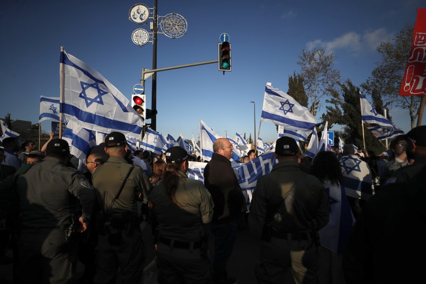 Бурните антиправителствени протести в Израел не стихват. Полицията използва водни