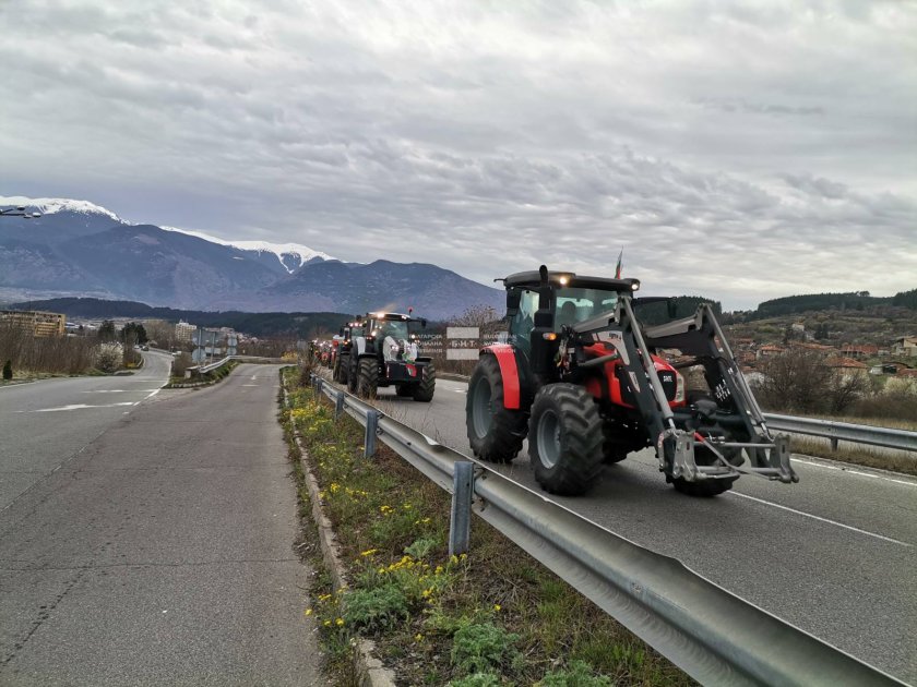 Зърнопроизводители излязоха на протестно шествие по Е-79