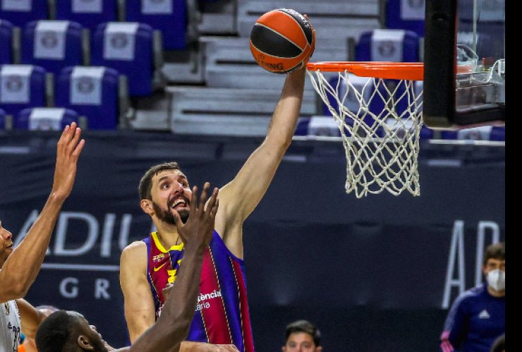 Испанският гранд Барселона допусна домакинска загуба от АСВЕЛ Вильорбан (Франция) със 74:75 в среща от 12-ия кръг на Евролигата по баскетбол за мъже.