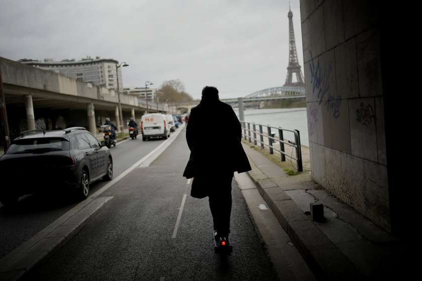 париж подкрепи близо забраната отдаване наем електрически скутери