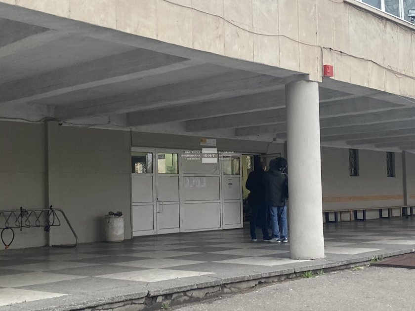 Нови бомбени заплахи са получени днес в десетки училища в