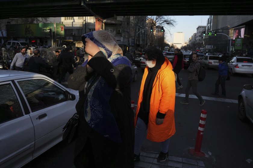 арести иран заради видео две жени непокрити глави