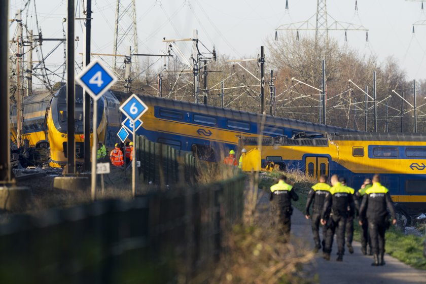 Пътнически влак дерайлира в Нидерландия, има загинал и ранени