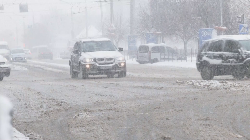 Силен снеговалеж обхвана западните райони на Украйна