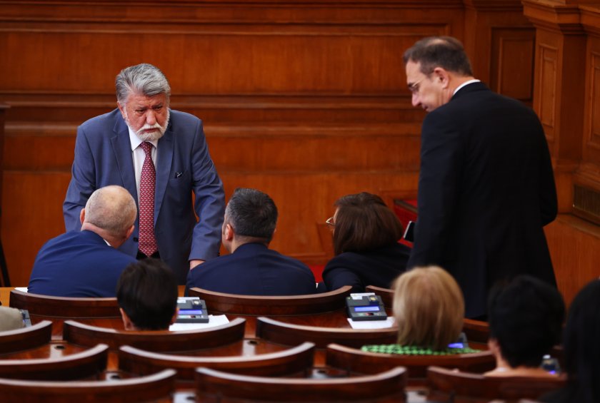 Изборът за председател на НС се отлага за след Великден, разговорите между партиите продължават