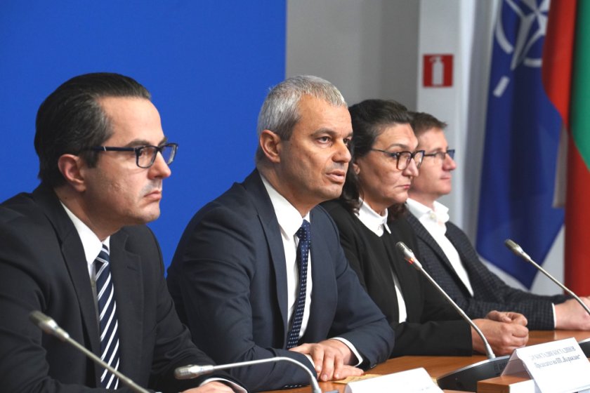 Партия Възраждане внесе в парламента 590 хиляди подписа за референдум