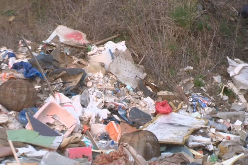 Тонове боклуци са струпани край стената на язовир Панчарево. В