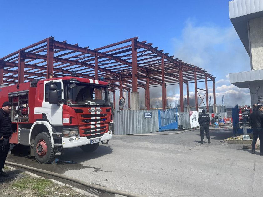 Пожар в склад за гуми в София (ВИДЕО)