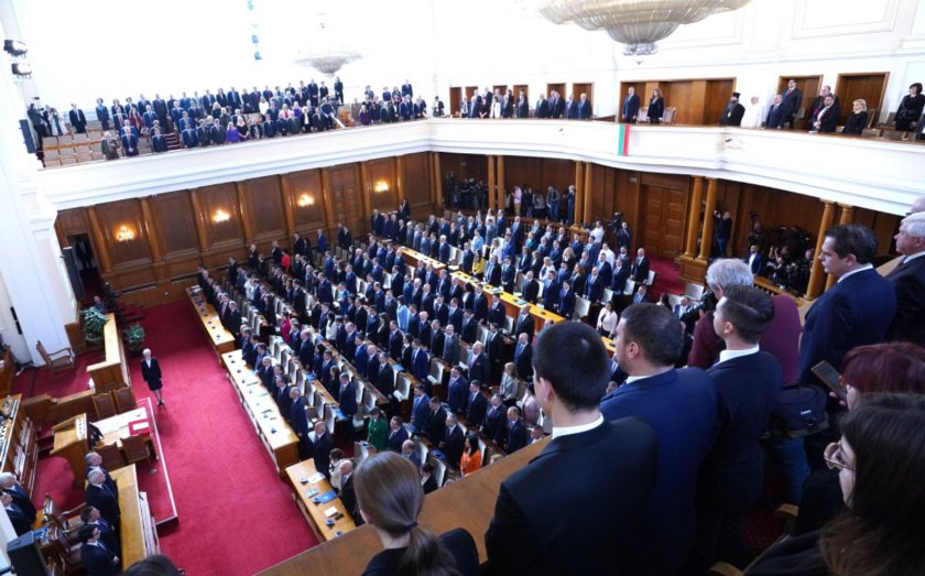 първи работен ден парламент снимки