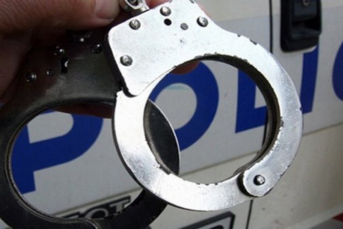 Куриер на телефонни измамници е задържала полицията в Стара Загора.Той