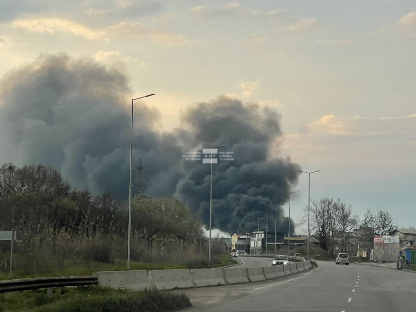 Голям пожар избухна в автосервиз в индустриалната зона на Бургас.Пламъците