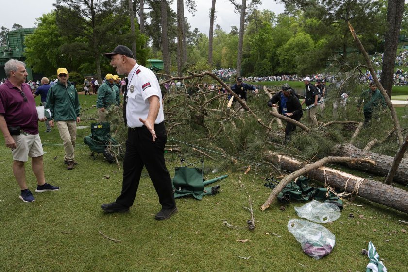 три дървета паднаха прекъснаха мастърс турнира голф