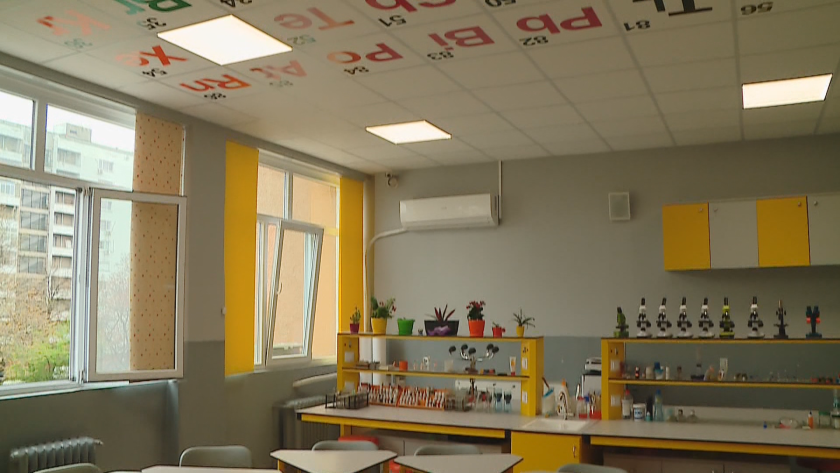 Специални сензори отчитат качеството на въздуха в класните стаи. Те