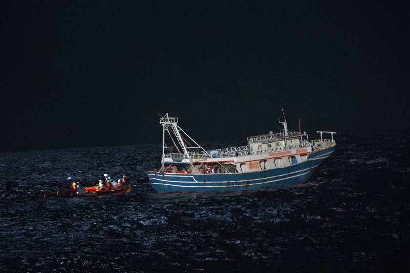 лодка 400 мигранти бедства средиземно море гърция малта