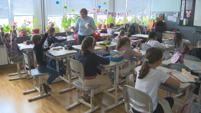 Учениците от 2., 3. и 4. клас също ще могат да получат еднократна финансова помощ