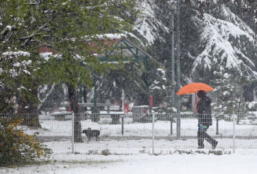 Необичайно студеното време обхвана Балканите - сняг затрупа части от