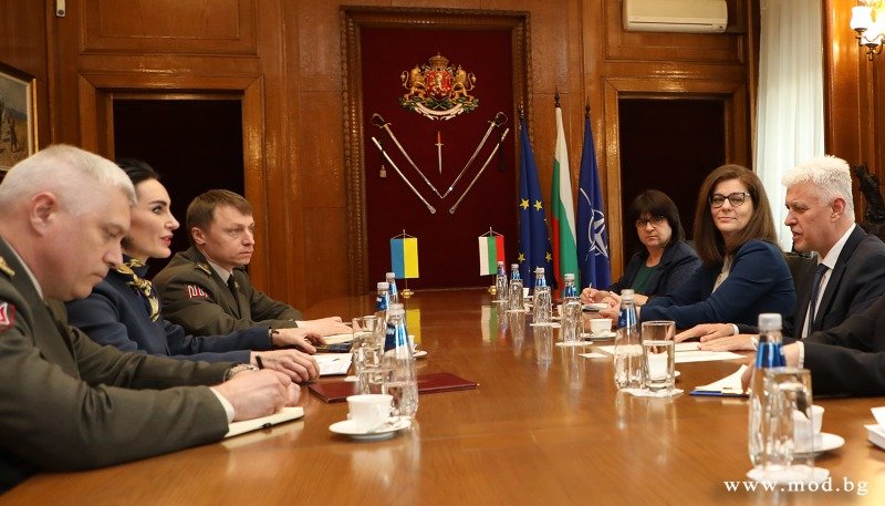 министърът отбраната срещна посланика украйна нас олеся илашчук