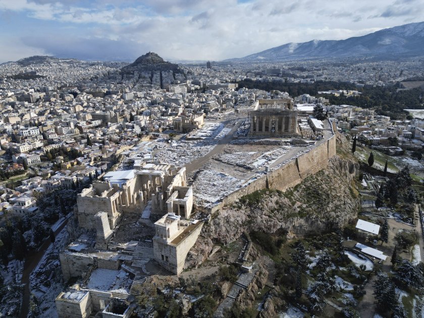 Общо 576 914 автомобила са напуснали Атина за великденските празници,