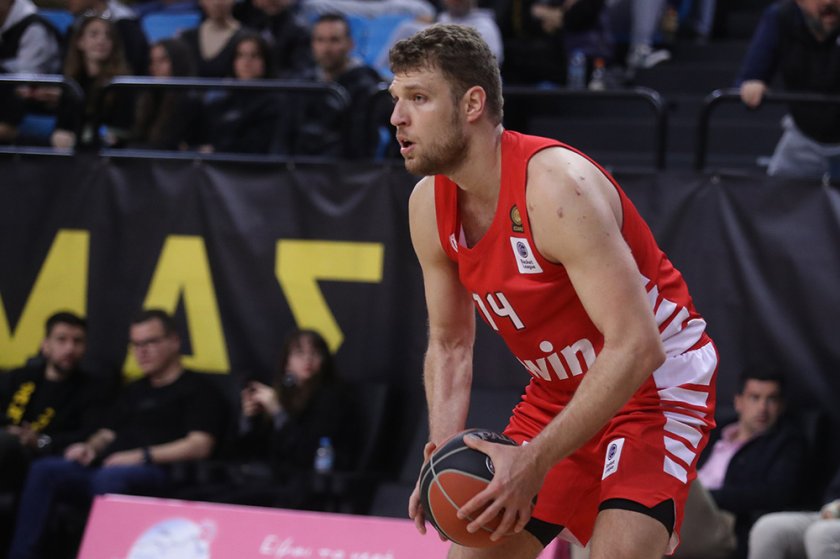 Българският баскетболист Александър Везенков изигра поредния си силен двубой за