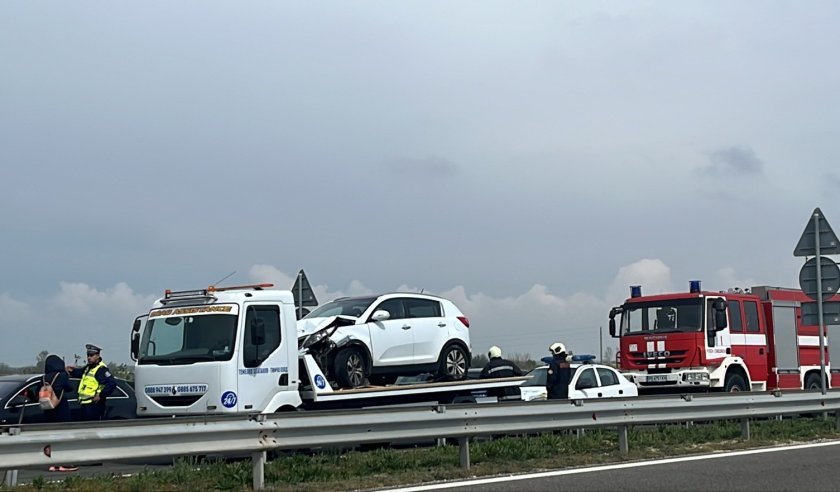 Мъж, жена и двете им деца са пострадали при верижната