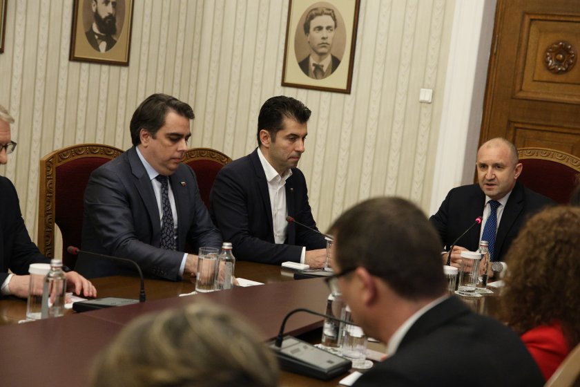 Президентът Румен Радев продължава консултациите с парламентарните групи в 49-ото