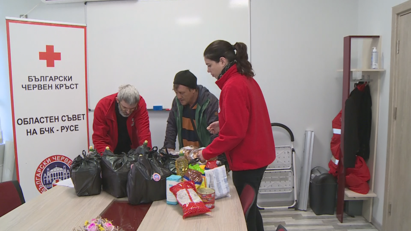 БЧК раздава великденски пакети за бездомните в Русе