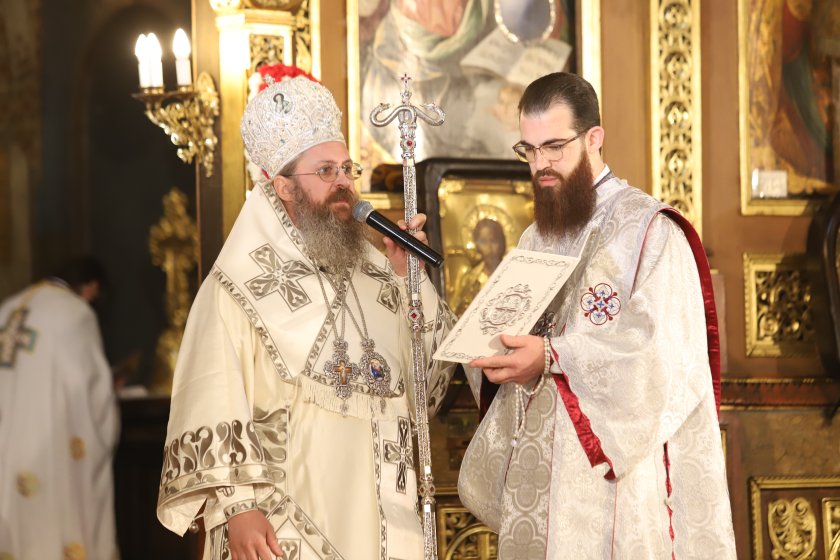 По традиция по обед в православните храмове се отслужва така