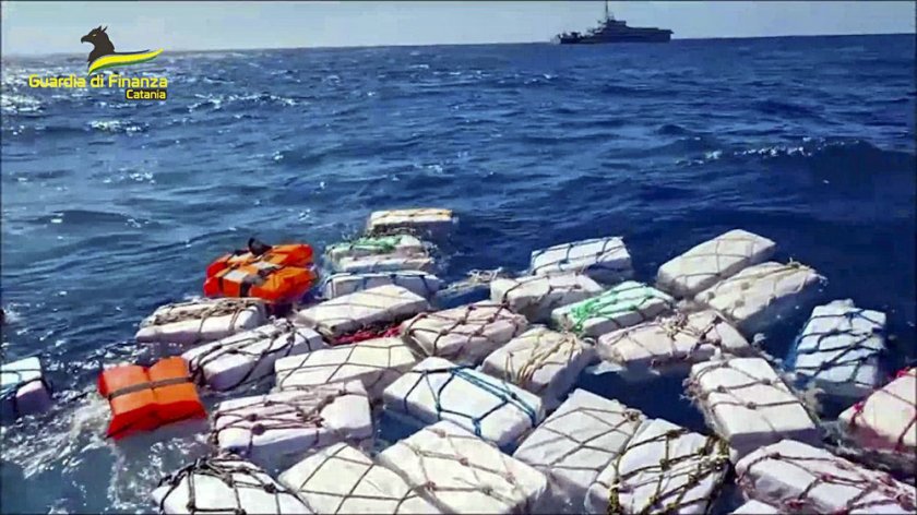 италианската полиция откри тона кокаин морето сицилия снимки