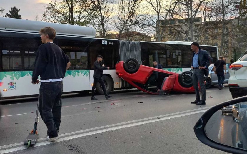 Спортен автомобил се обърна по таван на бул. Цар Освободител