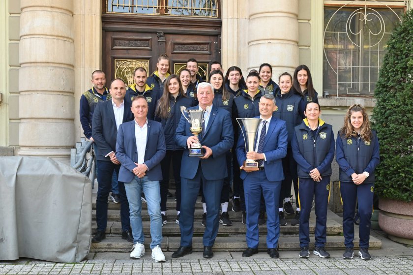 Волейболният отбор на Марица показа трофеите в Община Пловдив