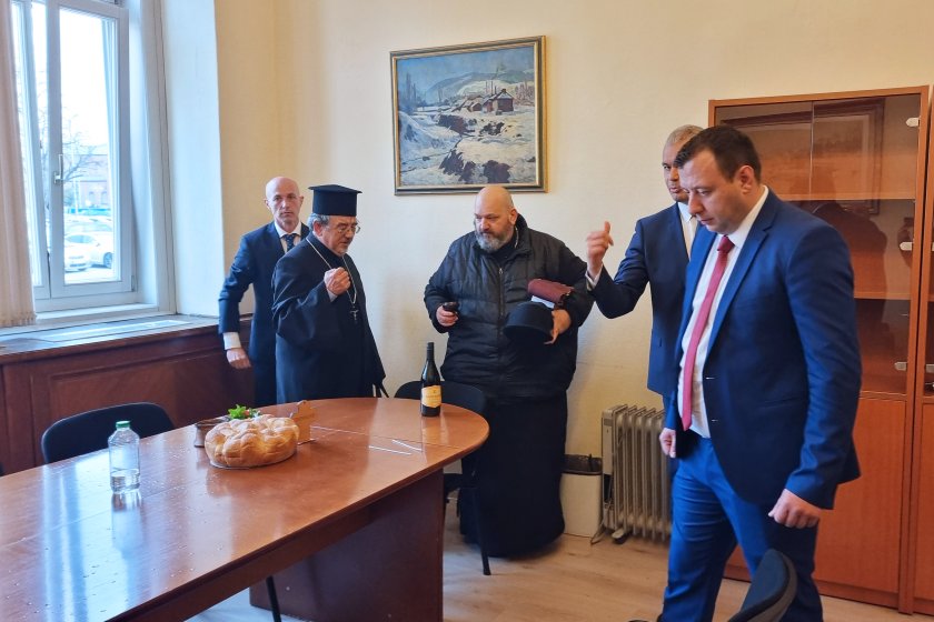 Православни свещеници осветиха стаята на ПГ на Възраждане в сградата