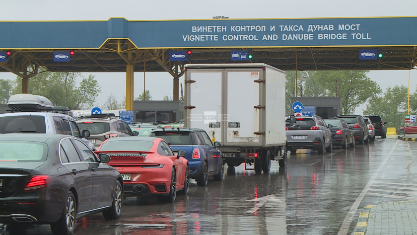 Засилен трафик в района на "Дунав мост" край Русе (СНИМКИ)