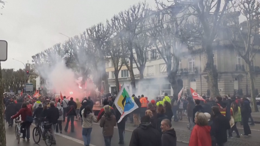 Отново протести във Франция - нарушения в жп транспорта и отмяна на полети